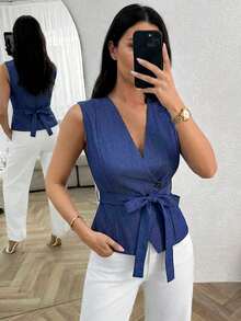 EURMUSE Blusa feminina azul marinho sem mangas, estilo regata transpassada, com decote em V, amarração ajustável na cintura e detalhe de botões. Blusa casual e elegante. - Azul - Ver 3