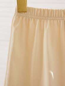 SHEIN 男童Polo衫套装（两件套）。撞色滚边Polo领增添层次感，做工精良，全新设计简约时尚，展现男孩个性魅力，适合日常休闲和上学穿着，满足4-7岁儿童夏季出游、度假、旅行、休闲、日光浴等各种场合的需求。 - 卡其色 - 查看 3