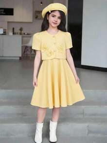 SHEIN 3件組 青少女奶油黃夏季茶會編織泡泡短袖短版夾克、無袖A字洋裝、3D花卉裝飾貝雷帽 - 芥末黃 - 查看 6