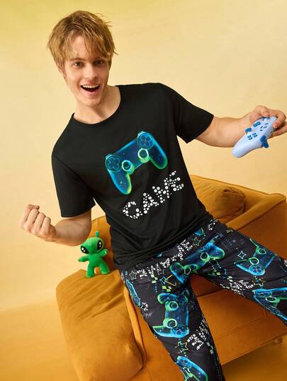 Conjunto de pijama de pantalón corto y parte superior de manga corta con estampado de controlador de juegos y letras para hombres, para primavera/verano/otoño