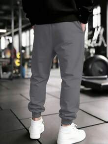 Manfinity Sport PWRUP Pantalones de chándal casuales para hombres con bolsillos en diagonal, cordón y estampado gráfico - Gris Oscuro - Ver 2