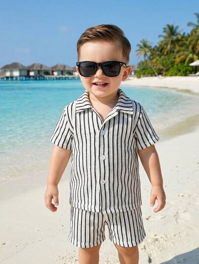 SHEIN Playful Pals Set de 2 piezas de camisa polo de manga corta y pantalones cortos casuales con rayas en blanco y negro de tela jacquard texturizada para niños pequeños, de grosor medio, estilo europeo y americano, adecuado para salidas, vacaciones, días festivos, escuela, conjunto para niños pequeños
