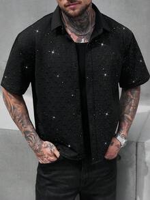Manfinity Homme Áo sơ mi nam tay ngắn cài cúc phía trước mùa hè, chất liệu vải bóng họa tiết răng cưa độc đáo, áo sơ mi nam đính đá, áo sơ mi nam tay ngắn, áo sơ mi đen nam, áo sơ mi có cổ nam, phong cách cổ điển, thích hợp cho mặc hàng ngày, những chuyến đi cuối tuần, hoạt động ngoài trời, du lịch, môi trường làm việc thoải mái hoặc các dịp bán trang trọng, quà tặng cho bạn trai/chồng, quà kỷ niệm/sinh nhật, tiệc tùng, kỳ nghỉ hè, đám cưới, từ xuân sang hè, lễ hội Mardi Gras, áo sơ mi nam tay ngắn cài cúc màu đen lấp lánh, phong cách cho các bữa tiệc. - màu đen - Xem 3