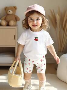 SHEIN Bộ đồ thể thao mùa xuân hè cho bé gái, phong cách thường ngày, sáng tạo, cá tính, tối giản, màu trắng với họa tiết lá và quả anh đào, gồm áo thun và quần short đạp xe, trang phục thoải mái. - Nhiều màu - Xem 3