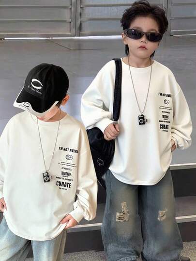 SHEIN 2 件套儿童青少年男童休闲韩版大字母图案圆领运动衫和牛仔裤套装，适合通勤、上学、日常休闲、旅行、运动、春夏秋冬，抓绒，加厚