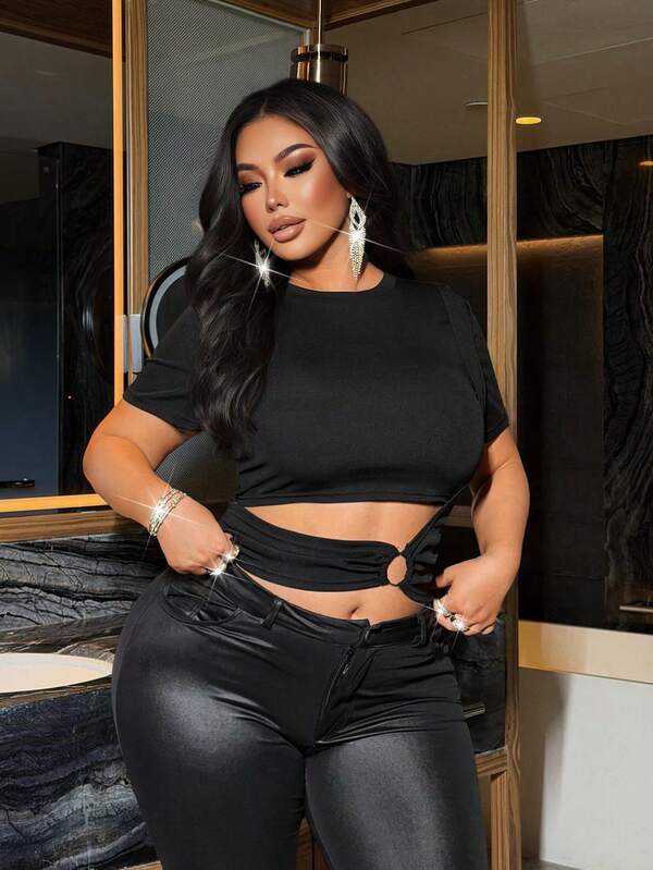 NU&NOW 女士春夏设计感圆领短袖镂空腰部金属环罗纹面料修身休闲简约黑色T恤，适合度假、通勤、日常穿着，大码尺码