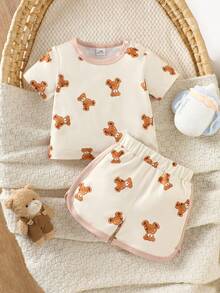 SHEIN Bộ 2 món áo thun ngắn tay và quần short in hình gấu hoạt hình dễ thương cho bé trai, nhẹ và thoải mái, phù hợp mặc hàng ngày, dự tiệc, cho bé 0-1 tuổi, mẫu mới mùa hè. - Màu be - Xem 3