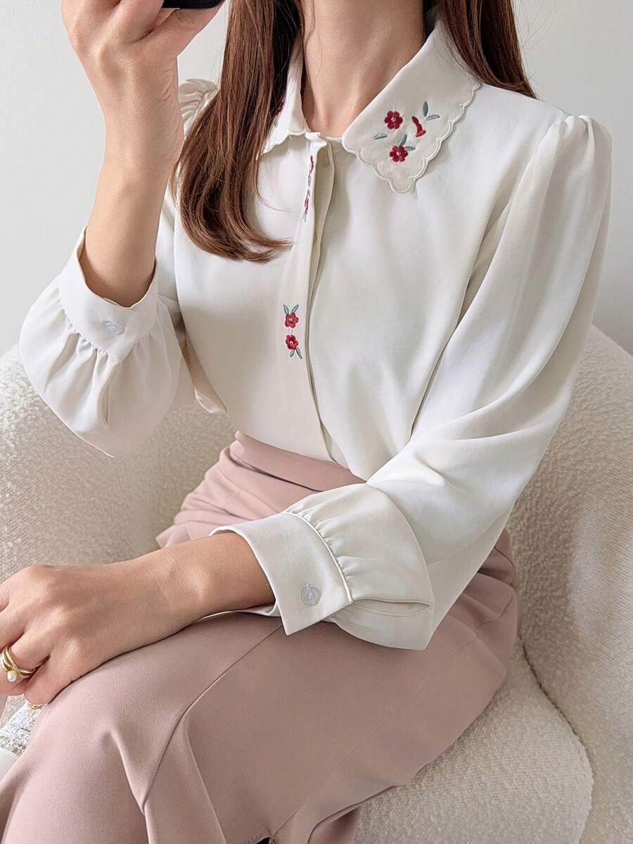 FRIFUL 女士纯色米色肩部褶裥领刺绣印花隐形门襟宽松休闲百搭衬衫 - 米色 - 查看 1