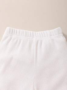 SHEIN Casuvi Kids 男童夏季休闲运动日常穿着字母刺绣撞色条纹饰边短袖T恤和短裤套装 - 白色 - 查看 7