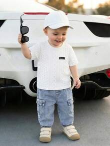 SHEIN Playful Pals Top décontracté texturé à manches courtes avec lettre ample pour bébé garçon en blanc, assorti avec un pantalon en jean. Convient pour les sorties quotidiennes, les loisirs, les sorties en famille et les événements sociaux - Multicolore - View 4