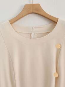 GlowEve CURVE 大码女式梭织常规早春优雅约会/通勤无袖圆领金属手工缝制纽扣荷叶边下摆杏色连衣裙 - 杏色 - 查看 4