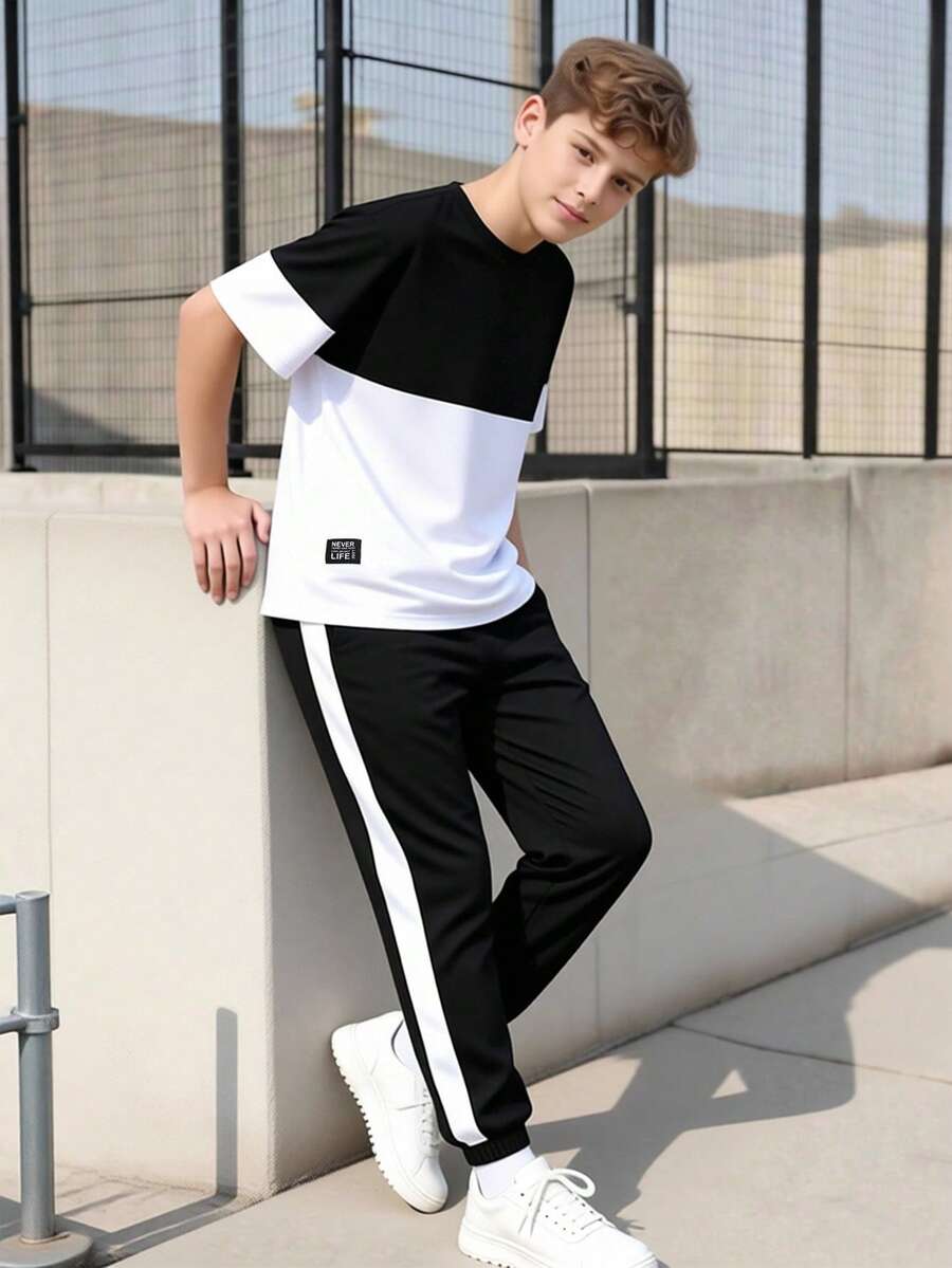 Vacaura 2件套青少年男童休闲撞色拼布字母印花T恤和运动裤套装 - 黑與白 - 查看 1