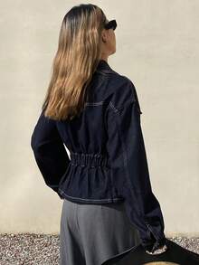 DAZY Blusa corta de mezclilla lavada con cuello vuelto, cintura elástica, volantes en el bajo y mangas largas - Azul lavado oscuro - Ver 6