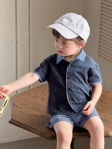DAZY Bộ áo sơ mi và quần short kẻ caro thêu họa tiết kiểu sinh viên cho bé trai. - Màu xanh lam - Xem 1
