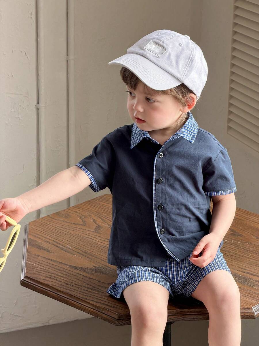 DAZY Bộ áo sơ mi và quần short kẻ caro thêu họa tiết kiểu sinh viên cho bé trai. - Màu xanh lam - Xem 1