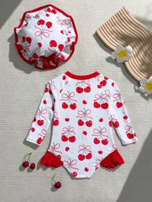 SHEIN Vintaside Kids 女婴可爱红白樱桃印花荷叶边长袖连体泳衣，带帽子，弹力舒适，适合夏季游泳 - 彩色 - 查看 2