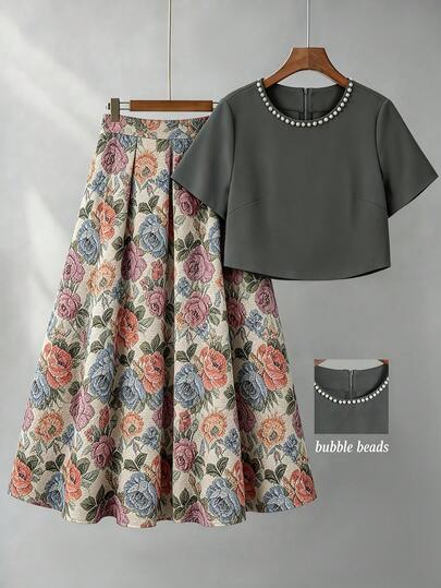 Modelyn 大码女式圆领仿珍珠装饰短袖上衣搭配印花百褶裙两件套，时尚百搭，适合度假和日常穿着