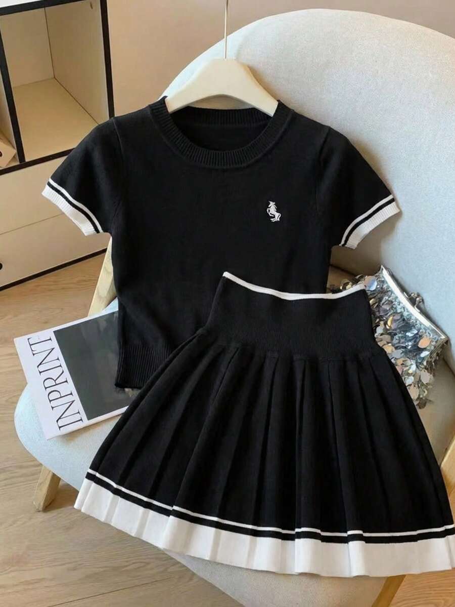 Everyssa Bộ đồ 2 món gồm áo crop top tay ngắn thêu họa tiết kẻ sọc tương phản và chân váy mini xếp ly cạp cao dành cho nữ. - Nhiều màu - Xem 1