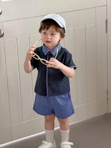 DAZY Bộ áo sơ mi và quần short kẻ caro thêu họa tiết kiểu sinh viên cho bé trai. - Màu xanh lam - Xem 7