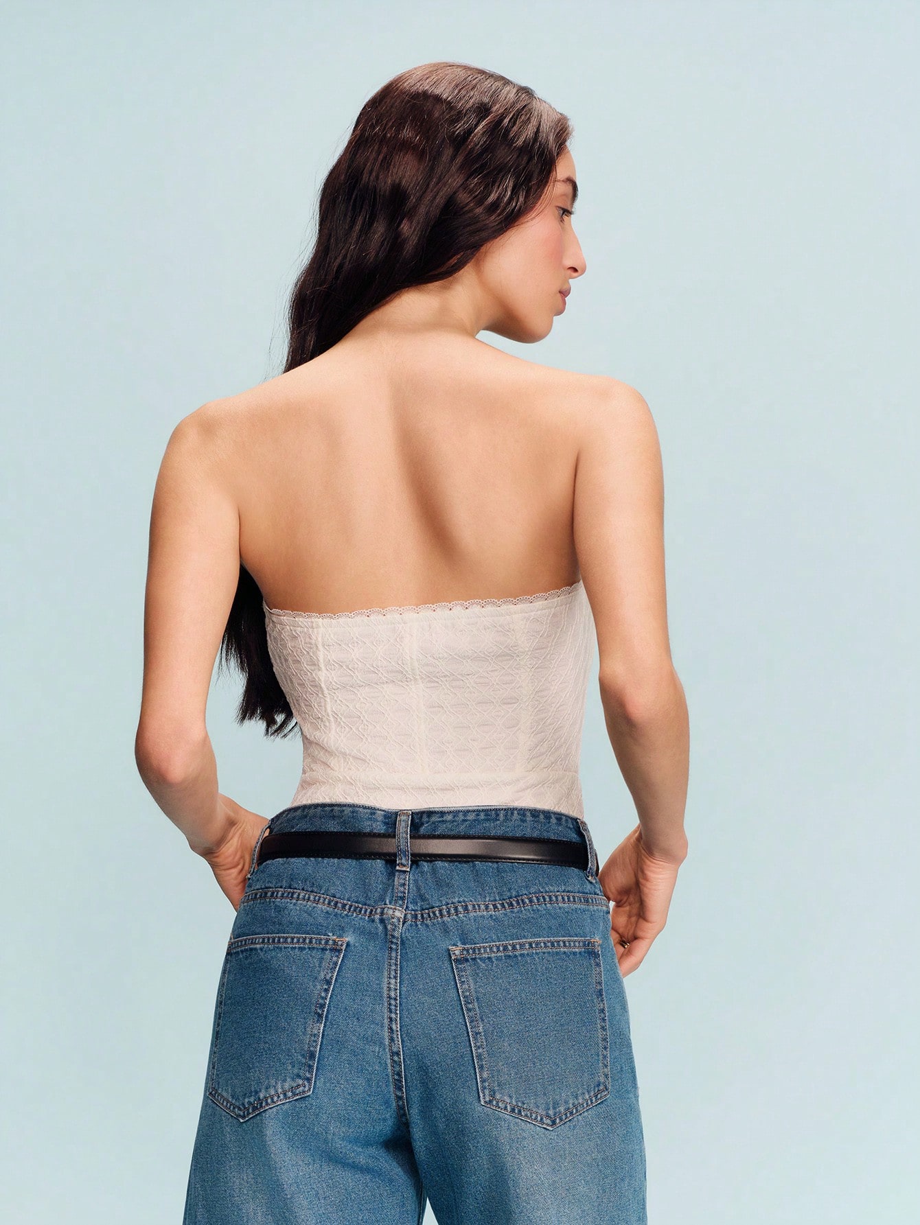 クリームのテクスチャーボディスーツ、レースとミニレッドサテンのバラのトリミング、かわいいヴィンテージスタイルの春夏