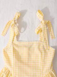 SHEIN Elladie kids 这款少女清新黄色格子吊带连衣裙，采用黄白小格子面料，搭配方领和蝴蝶结肩带装饰，散发着法式甜美气息。收腰设计和独特的剪裁，更添休闲时尚感。它是近年来流行的精致女装，适合夏季日常穿着。 - 黃色 - 查看 3