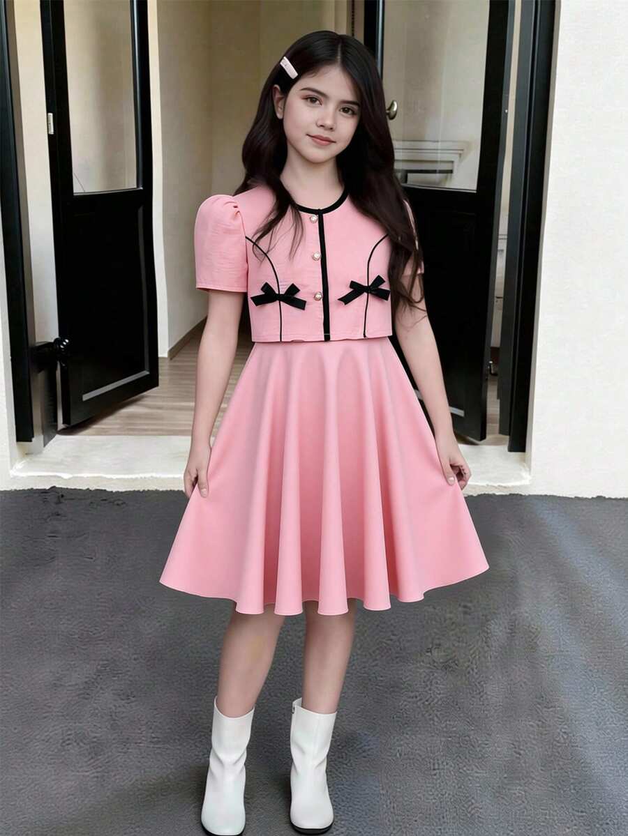 SHEIN 少女三件套:纯色梭织泡泡短袖短款外套、无袖A字连衣裙和简约休闲贝雷帽。采用仿珍珠纽扣、3D蝴蝶结装饰和撞色滚边设计。时尚优雅,适合春夏休闲穿着。 - 珊瑚粉 - 查看 1