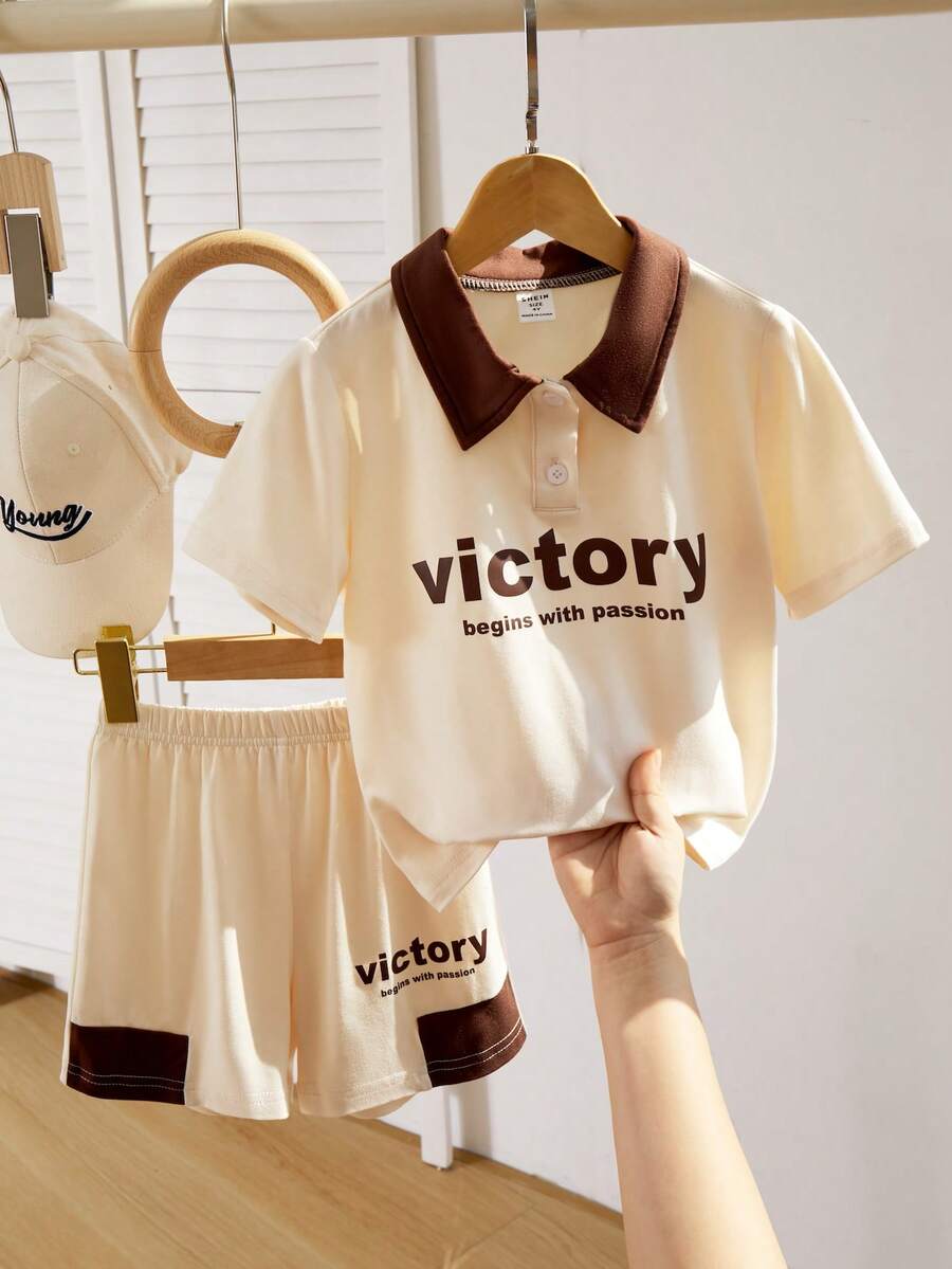 SHEIN 男童Polo衫套装（两件套）。撞色滚边Polo领增添层次感，做工精良，全新设计简约时尚，展现男孩个性魅力，适合日常休闲和上学穿着，满足4-7岁儿童夏季出游、度假、旅行、休闲、日光浴等各种场合的需求。 - 卡其色 - 查看 1