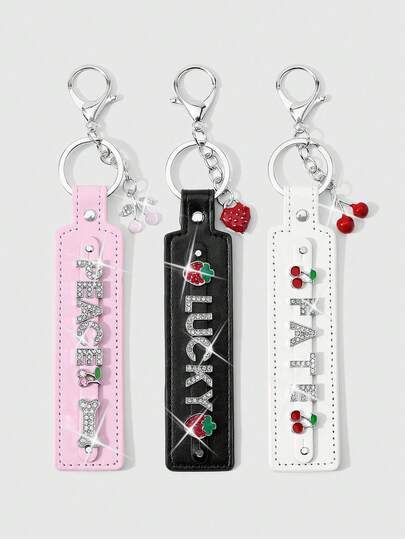 ROMWE 1款全新Y2K经典简约气质时尚复古高感黑/白/粉皮革银色闪亮水钻字母“和平”、“命运”、“幸运”樱桃草莓骨铆钉滴油爱心吊坠DIY钥匙扣配件包包挂件，颜色随机，适合女孩、女士、情侣、姐妹、女友、日常佩戴、节日礼物