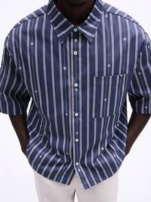 SUMWON 超大款竖条纹纽扣衬衫，胸前口袋，经典领短袖，商务休闲夏季上衣 - 寶藍色 - 查看 5