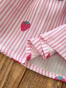 SHEIN Vintaside Kids 1件女婴夏季柔软面料连衣裙，2026春夏新款时尚，度假旅行必备，舒适休闲印花荷叶边下摆白色短袖百搭基础款连衣裙，附赠可爱印花包，适合春夏上学、旅行、度假、日常穿着 - 粉色 - 查看 6