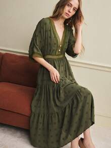 Écloséra Vestido casual de estilo vacacional con cuello en V, volantes, parches en la cintura y estampado floral en verde oliva que estiliza la figura - Verde - Ver 4