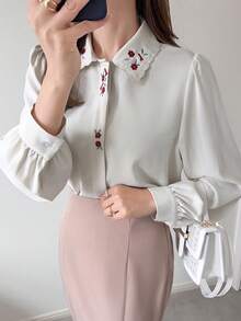 FRIFUL 女士纯色米色肩部褶裥领刺绣印花隐形门襟宽松休闲百搭衬衫 - 米色 - 查看 6