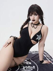 ROMWE Goth 哥特风性感百搭精致神秘时尚亮片五芒星装饰三角罩杯单侧镂空+细肩带连体泳衣，显瘦塑形，可作内衣或外穿（例如搭配牛仔外套、西装），适合度假、派对、春假等场合。 - 黑色 - 查看 1