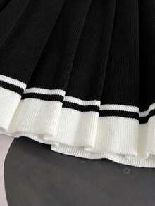 Everyssa Bộ đồ 2 món gồm áo crop top tay ngắn thêu họa tiết kẻ sọc tương phản và chân váy mini xếp ly cạp cao dành cho nữ. - Nhiều màu - Xem 6