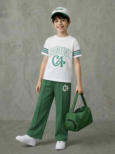 SHEIN Casuvi Kids 时尚休闲童装春夏男童两件套，针织圆领罗纹字母印花插肩袖T恤和松紧腰字母印花褶裥长裤，适合户外、居家和日常穿着。