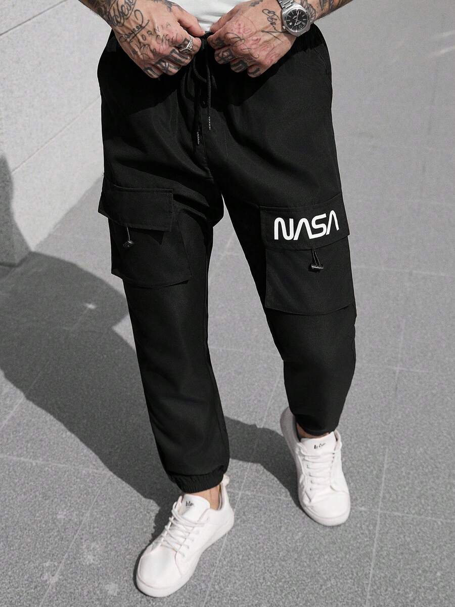 Manfinity CasualCool 男士字母图案抽绳宽松工装裤长款纯黑色外出秋季 - 黑色 - 查看 1