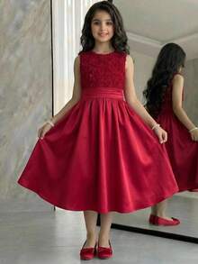 Elegante abito da ragazza in maglia rossa vino con ricamo e inserti, abito da damigella, abito per la stagione dei matrimoni - Bordò - Visualizzare 2