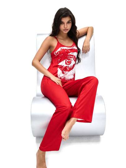 SHEIN Conjunto de pijama para mujer, la parte superior presenta un camisón de tirantes rojos con un estampado gráfico de maquillaje artístico de ojos blancos (que incluye pupilas con forma de corazón y elementos de perforación de cejas), con una estética oscura y audaz; la Bottom son pantalones anchos a juego de color rojo, el conjunto unificado en un tono rojo con un gráfico personalizado, realzando el impacto visual y las características de estilo de la prenda.