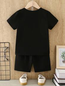 SHEIN Frühlings- und Sommer-Casual-Mode für junge Jungs, kreative personalisierte erfrischende minimalistische bunte Farbverlauf Nummer 67 Blitz Grafik, bunte Buchstaben Slogan Muster, Casual Basic Kurzarm T-Shirt und Shorts Set, bequeme Alltagskleidung, gemütliche Sommerstile geeignet für Frühling und Sommer Jungs - Schwarz - Übersicht 2