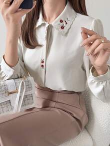 FRIFUL 女士纯色米色肩部褶裥领刺绣印花隐形门襟宽松休闲百搭衬衫 - 米色 - 查看 2