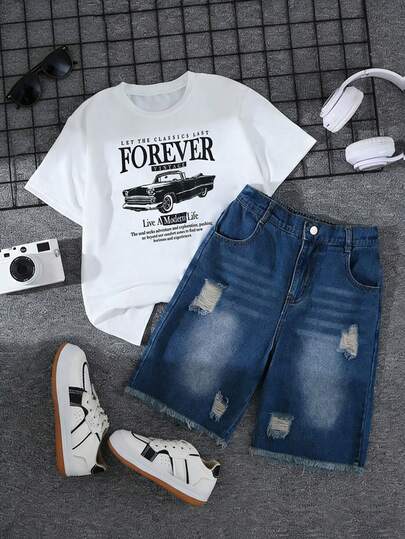 男童圆领字母汽车印花短袖T恤，搭配口袋纽扣做旧牛仔短裤，休闲日常穿搭