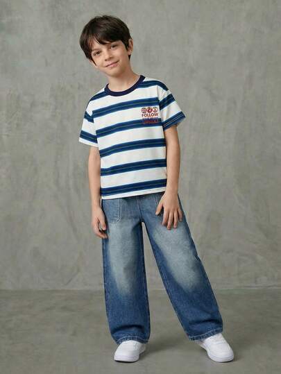 SHEIN Casuvi Kids 一件男童圆领短袖T恤，休闲上衣，白蓝条纹主色，印有“FOLLOW YOUR HEART UPBEAT”标语，罗纹饰边设计，适合儿童日常穿着、休闲外出、夏季聚会，属于美式复古风格，轻松打造酷炫活力小男孩形象。