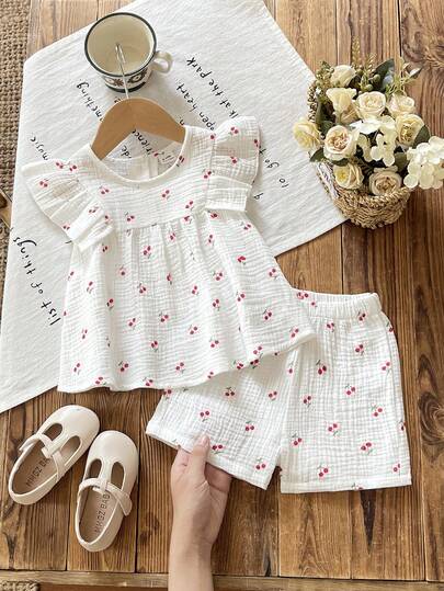 两件套女婴休闲加厚樱桃褶皱印花圆领荷叶袖上衣和短裤套装，时尚柔软百搭，适合春夏户外、室内、学校、度假、旅行和日常穿着。
