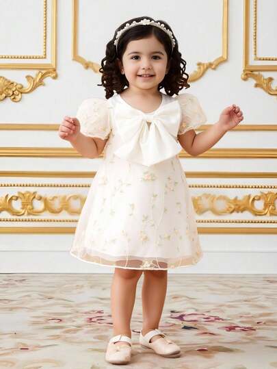 SHEIN Glamorique Kids Vestido formal de niña pequeña con mangas abullonadas de malla bordada, cuello redondo blanco, gran lazo y doble capa de tul abullonado