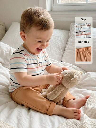 SHEIN Playful Pals 2件套男婴圆领纽扣彩色条纹罗纹针织面料弹力口袋短袖T恤+松紧腰纯色卡其色直筒宽松休闲复古套装，适合夏季日常外出或旅行