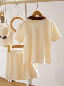 SHEIN 男童Polo衫套装（两件套）。撞色滚边Polo领增添层次感，做工精良，全新设计简约时尚，展现男孩个性魅力，适合日常休闲和上学穿着，满足4-7岁儿童夏季出游、度假、旅行、休闲、日光浴等各种场合的需求。 - 卡其色 - 查看 2