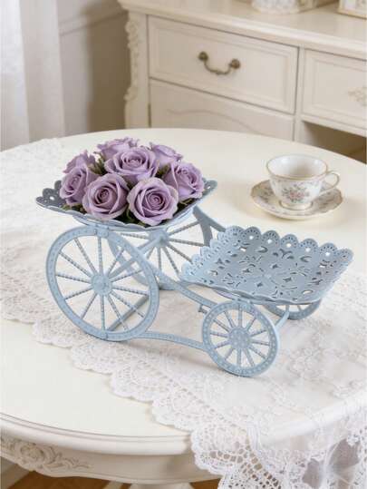 生日装饰甜点、自助餐摊位、水果拼盘、客厅沙发桌、家庭小吃、糖果碗、空盘子、圣诞节