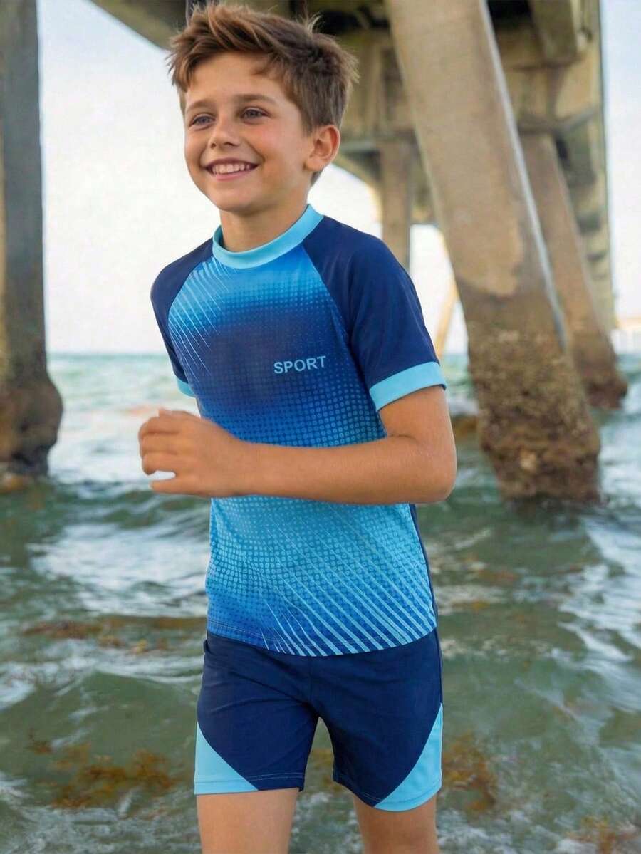 Set de 2 piezas de traje de baño para niños preadolescentes, azul marino + azul claro, estampado digital deportivo, tela de punto, camiseta de manga corta + pantalón de baño, estilo deportivo de moda, adecuado para nadar, vacaciones de verano, playa, piscina y otras ocasiones