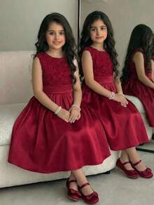 Elegante abito da ragazza in maglia rossa vino con ricamo e inserti, abito da damigella, abito per la stagione dei matrimoni - Bordò - Visualizzare 3