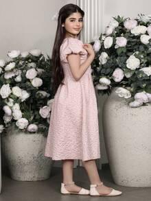 SHEIN 1 chiếc đầm dệt jacquard thanh lịch cho bé gái, cổ áo đính ngọc trai, tay phồng, thắt lưng hoa đính ngọc trai, màu hồng, thích hợp mặc hàng ngày, dự tiệc, dạ hội. - Hồng - Xem 4